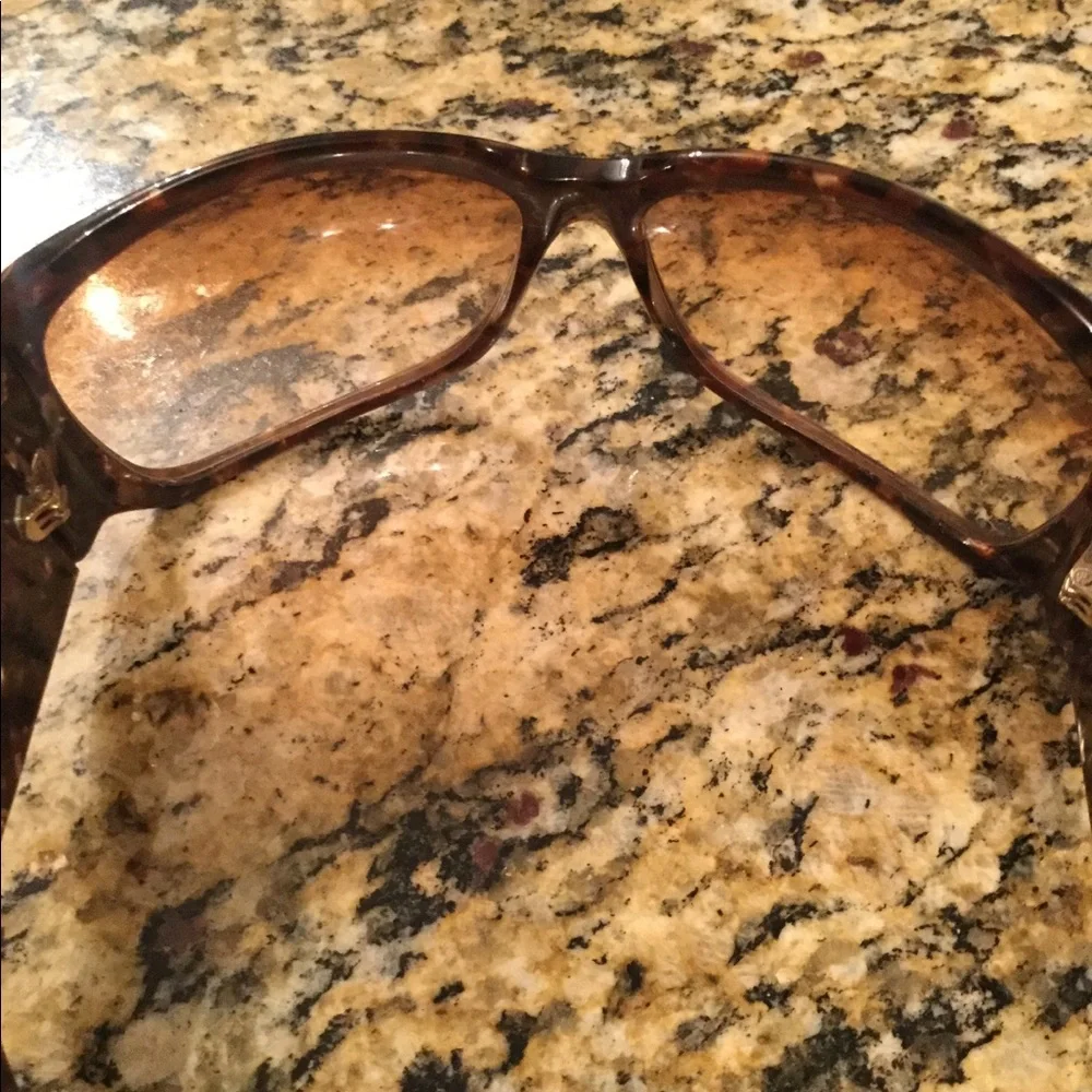 Gucci Wrap Around Tortoise Pattern Sunglasses - Picture 3 of 8